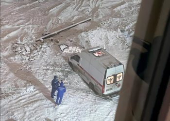 Три часа вместо вызова: как новосибирцы откапывали застрявшую машину скорой помощи