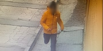 Сорвал цепочку с шеи: новосибирец ограбил продавщицу и сбежал