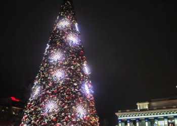 20-метровая новогодняя ёлка и фотозоны появятся перед Оперным в Новосибирске