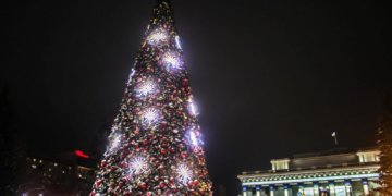 20-метровая новогодняя ёлка и фотозоны появятся перед Оперным в Новосибирске