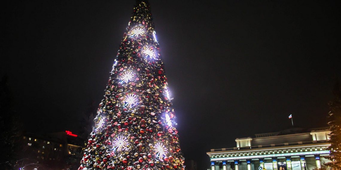 20-метровая новогодняя ёлка и фотозоны появятся перед Оперным в Новосибирске