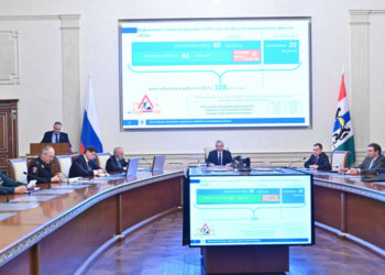 Губернатор Новосибирской области потребовал убирать снег без перерывов и выходных