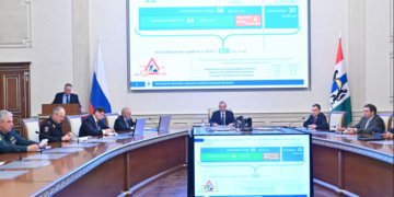 Губернатор Новосибирской области потребовал убирать снег без перерывов и выходных