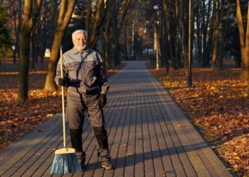 Россиян призвали не пугать детей работой дворника