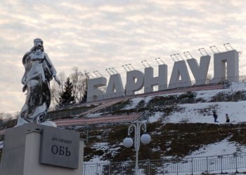 Новый арт-объект «Обь» в виде изящной женской фигуры украсил набережную Барнаула