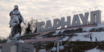 Новый арт-объект «Обь» в виде изящной женской фигуры украсил набережную Барнаула