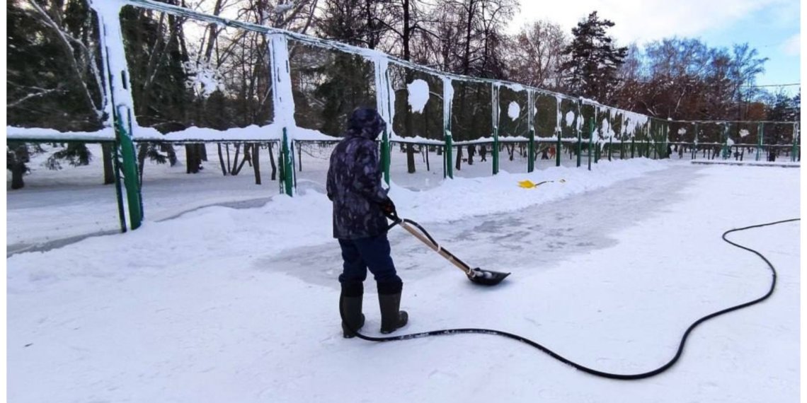 Точим коньки: Новосибирск начал готовить катки к зимнему сезону