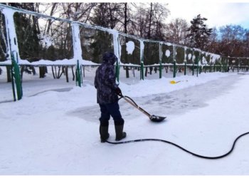 Точим коньки: Новосибирск начал готовить катки к зимнему сезону