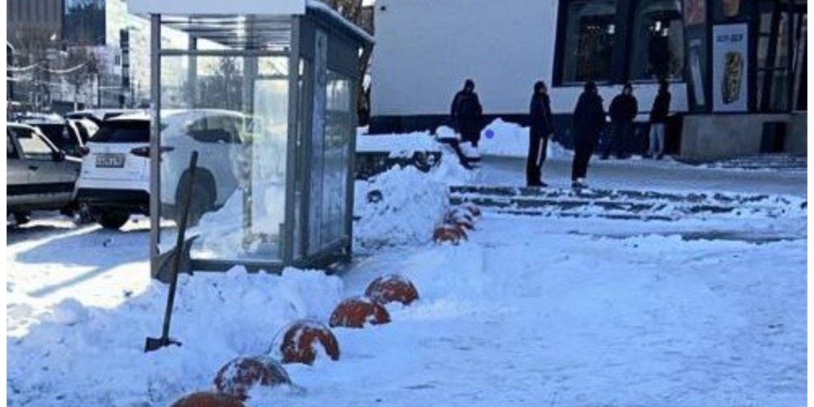 Полусферы в сквере Лыщинского закрепили, теперь проезд закрыт