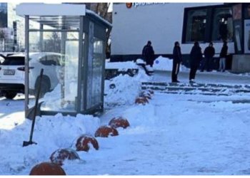 Полусферы в сквере Лыщинского закрепили, теперь проезд закрыт