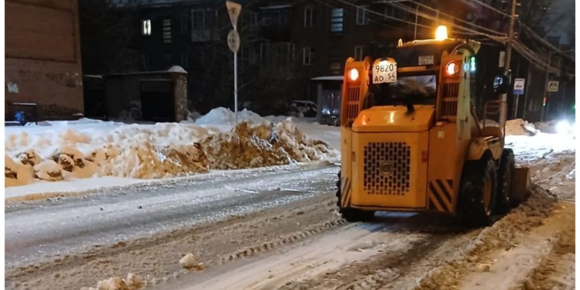 Тысячи кубометров: дорожные службы борются со снегом в Новосибирске