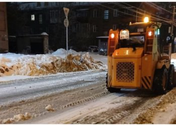 Тысячи кубометров: дорожные службы борются со снегом в Новосибирске
