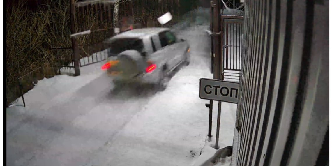 Кроссовер снёс автоматические ворота в садовом товариществе в Новосибирской области