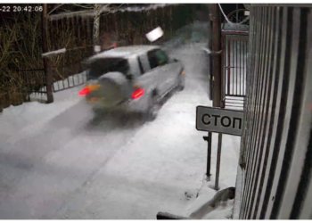 Кроссовер снёс автоматические ворота в садовом товариществе в Новосибирской области