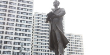 Памятник учёному и создателю НГТУ Григорию Лыщинскому открыли в Новосибирске