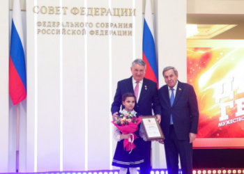 Медаль за спасение братьев из пожара получила школьница из Новосибирской области