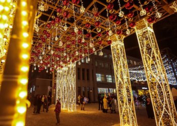 Новогоднюю иллюминацию начали устанавливать на главной улице Новосибирска