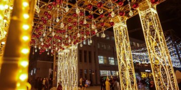 Новогоднюю иллюминацию начали устанавливать на главной улице Новосибирска