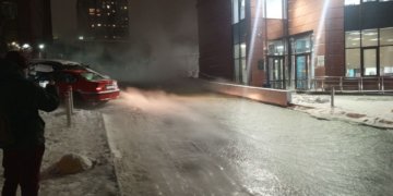 Улицу Зыряновскую затопило кипятком в Новосибирске: видео