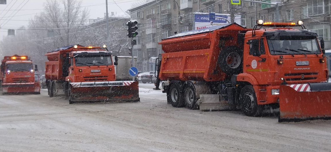 В Новосибирской области на трассы вывели почти 900 единиц техники для борьбы со снегом