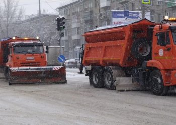 В Новосибирской области на трассы вывели почти 900 единиц техники для борьбы со снегом