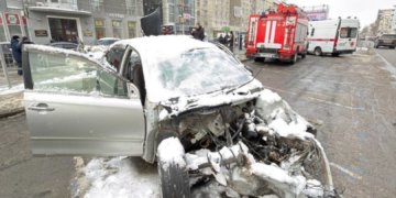 Разбитые автомобили появились на площади Ленина ко Дню памяти жертв ДТП