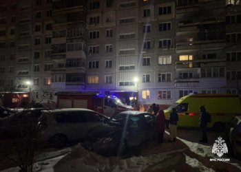 Пожарные спасли трёх человек из задымлённого подъезда в Новосибирске