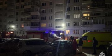 Пожарные спасли трёх человек из задымлённого подъезда в Новосибирске