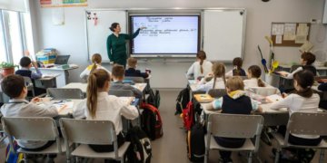 Рособрнадзор: только 19% детей мигрантов зачислены в российские школы