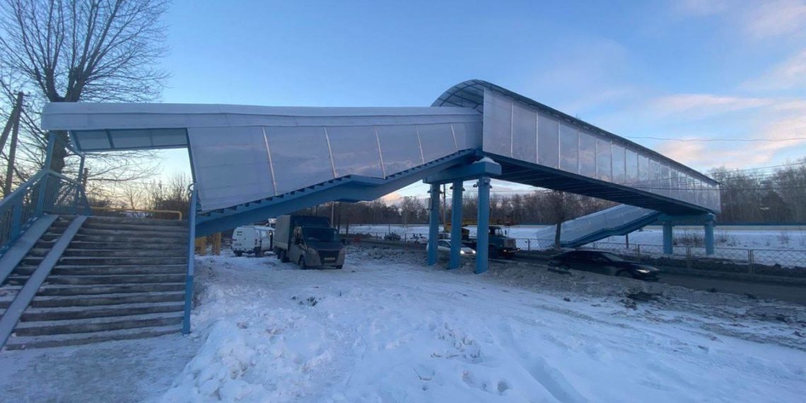 На Бердском шоссе в Новосибирске завершили ремонт пешеходного моста
