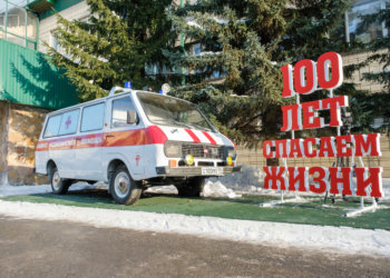 Памятник машине скорой помощи открыли в Новосибирске