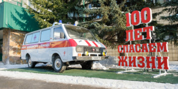 Памятник машине скорой помощи открыли в Новосибирске