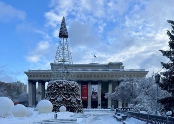 В центре Новосибирска начали устанавливать главную городскую ёлку