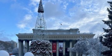 В центре Новосибирска начали устанавливать главную городскую ёлку
