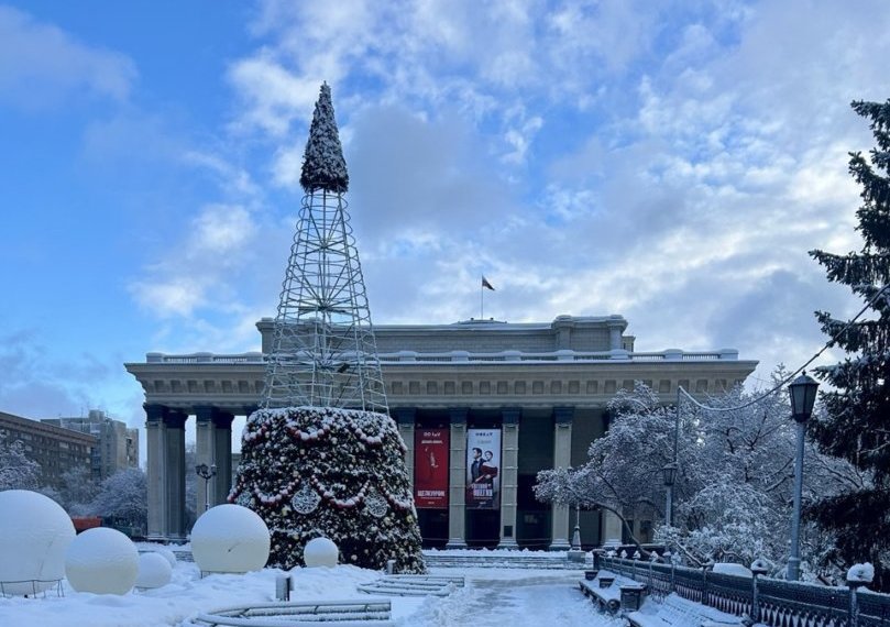 В центре Новосибирска начали устанавливать главную городскую ёлку
