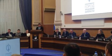 Вечные ямы и нехватка водителей троллейбусов: новосибирские депутаты ищут решение городских проблем