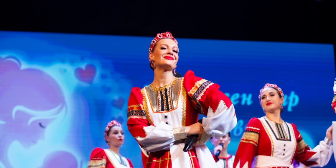 «Мама — это весь мир»: как в Новосибирске чествовали женщин в преддверии Дня матери