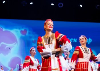 «Мама — это весь мир»: как в Новосибирске чествовали женщин в преддверии Дня матери