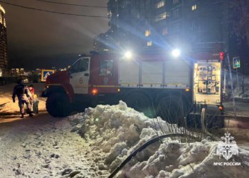 Сотрудники МЧС спасли 7 человек из горящей гостиницы в Новосибирске