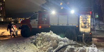 Сотрудники МЧС спасли 7 человек из горящей гостиницы в Новосибирске