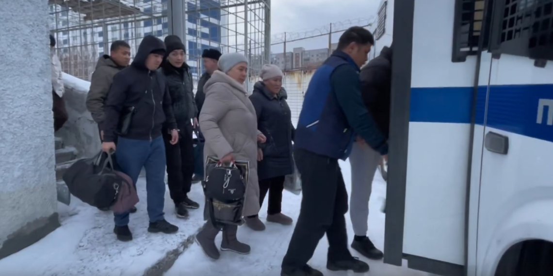 Массовое выдворение: приставы депортировали 42 мигрантов за сутки из Новосибирской области