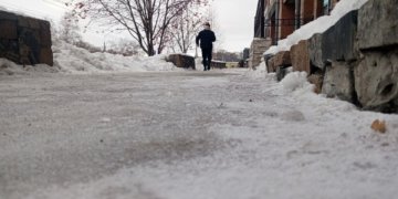 Мэр Новосибирска призвал бизнес объединиться в борьбе с гололедом