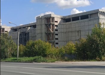 Новосибирские подростки «оккупировали» опасный долгострой на Гусинобродском шоссе