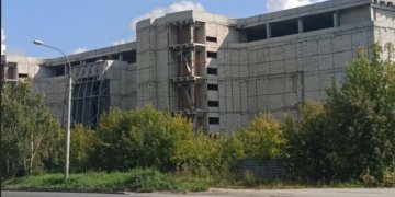 Новосибирские подростки «оккупировали» опасный долгострой на Гусинобродском шоссе