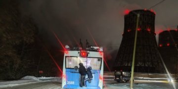 Новосибирцы предотвратили трагедию, заметив детей-зацеперов на троллейбусе