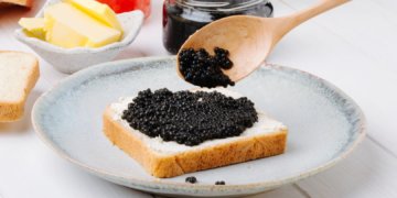 Сотни килограммов поддельной чёрной икры завезли в Россию