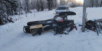 Пьяный сибиряк на снегоходе врезался в столб — погиб его 4-летний сын