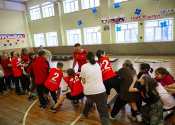 «Хотим подарить ребятам любовь»: в новосибирском социальном центре «Тёплый дом» прошли патриотические старты