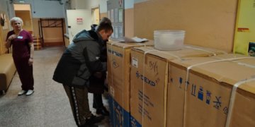 «Чтобы не бегали по этажам»: депутат Вячеслав Илюхин оснастил госпиталь для раненых в Пашино холодильниками и микроволновками