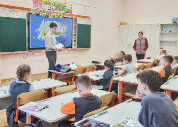 Перед зимними каникулами специалисты «Россети Новосибирск» напомнили школьникам правила электробезопасности